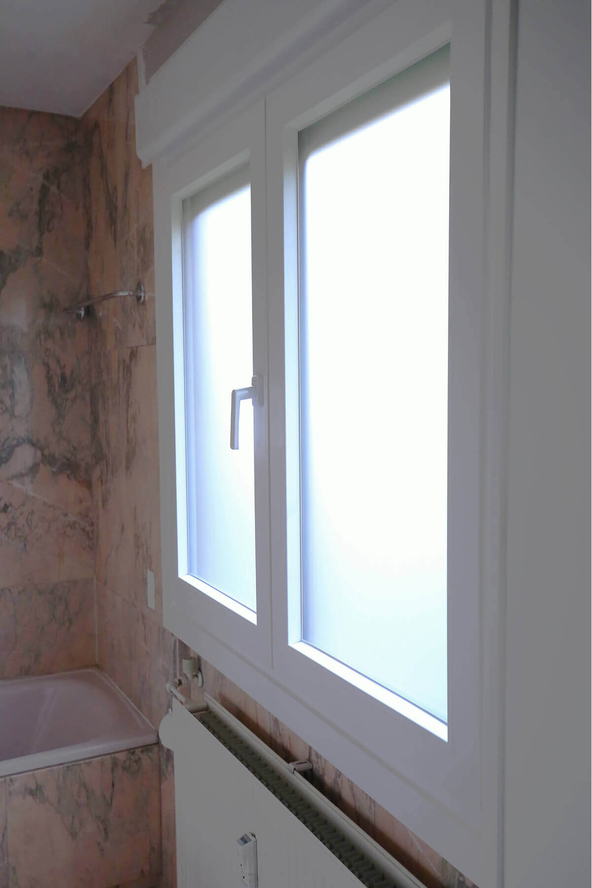 Doble ventana  blanca instalada en baño