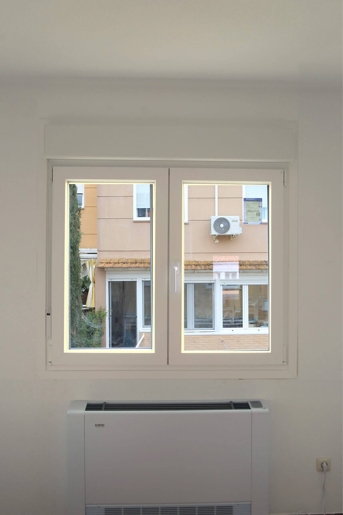 Ventana blanca sobre radiador