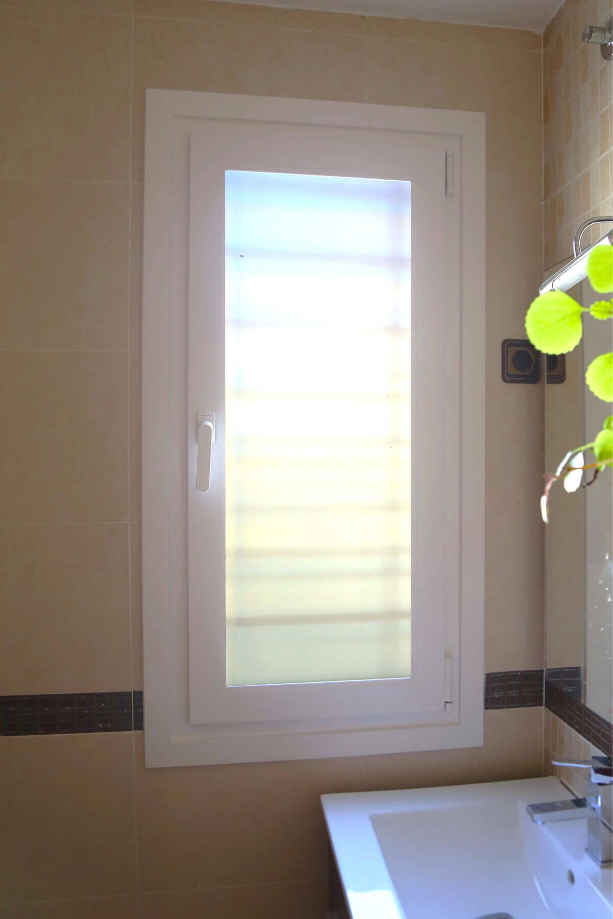 Ventana unica en baño pequeño