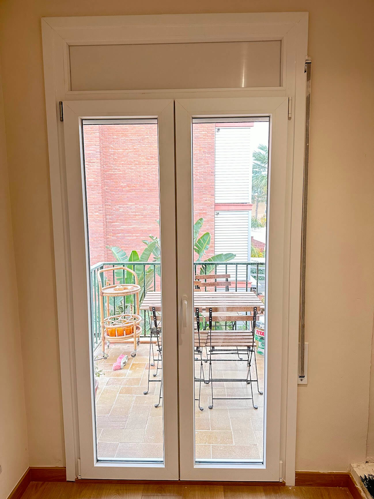 puerta a terraza blanca