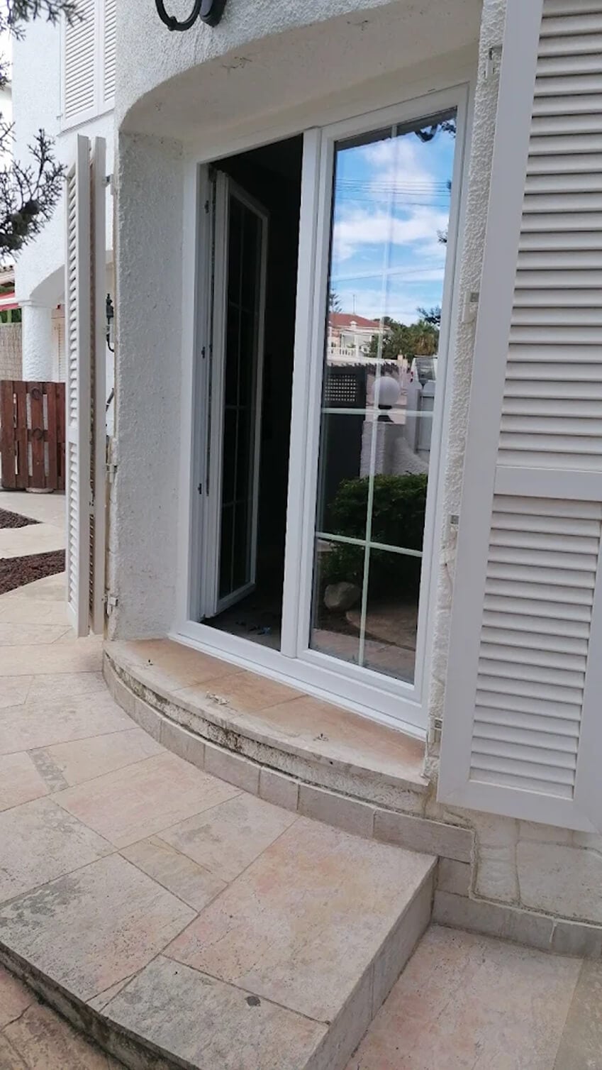 puerta salida calle