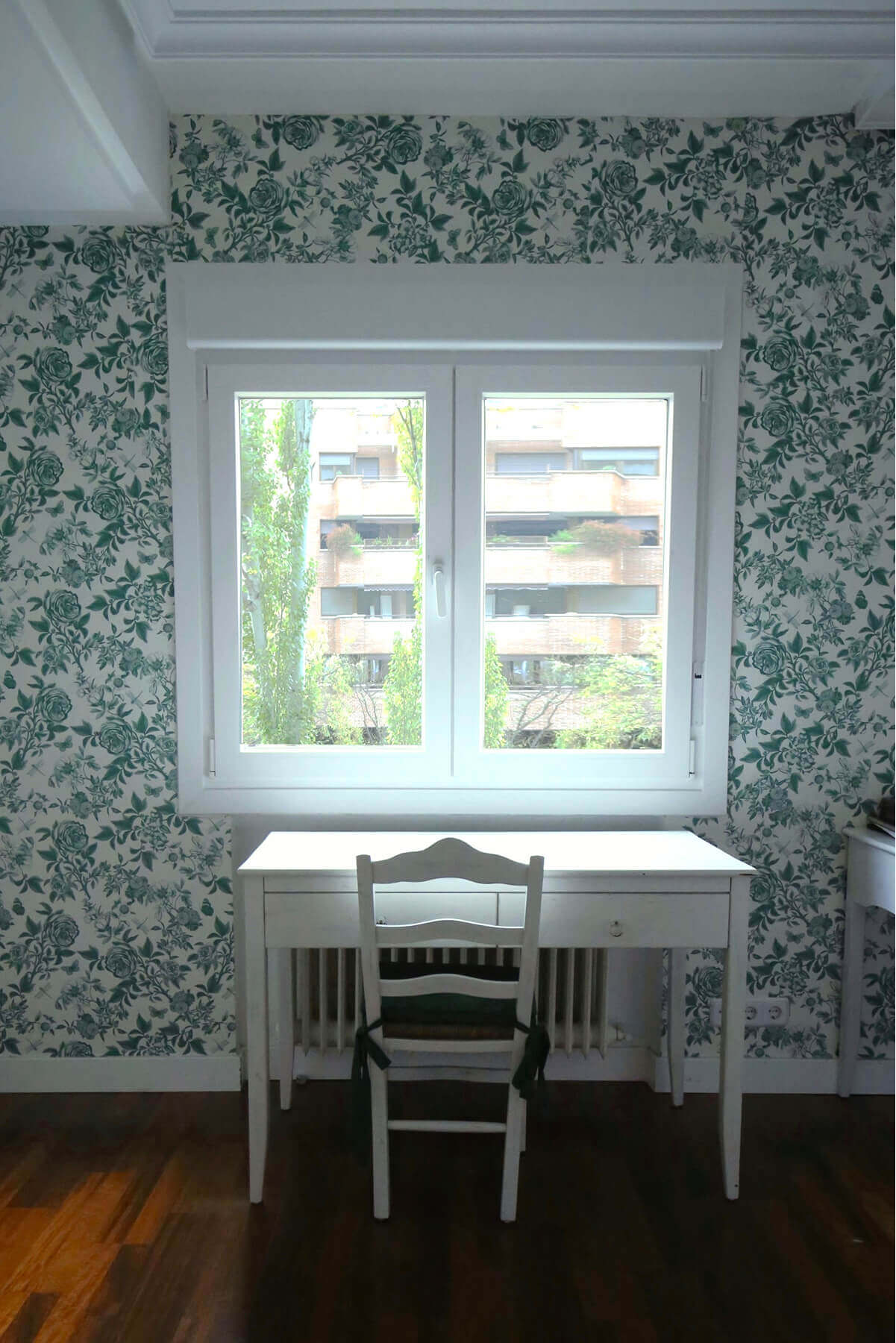 Ventana soble con persiana en estudio