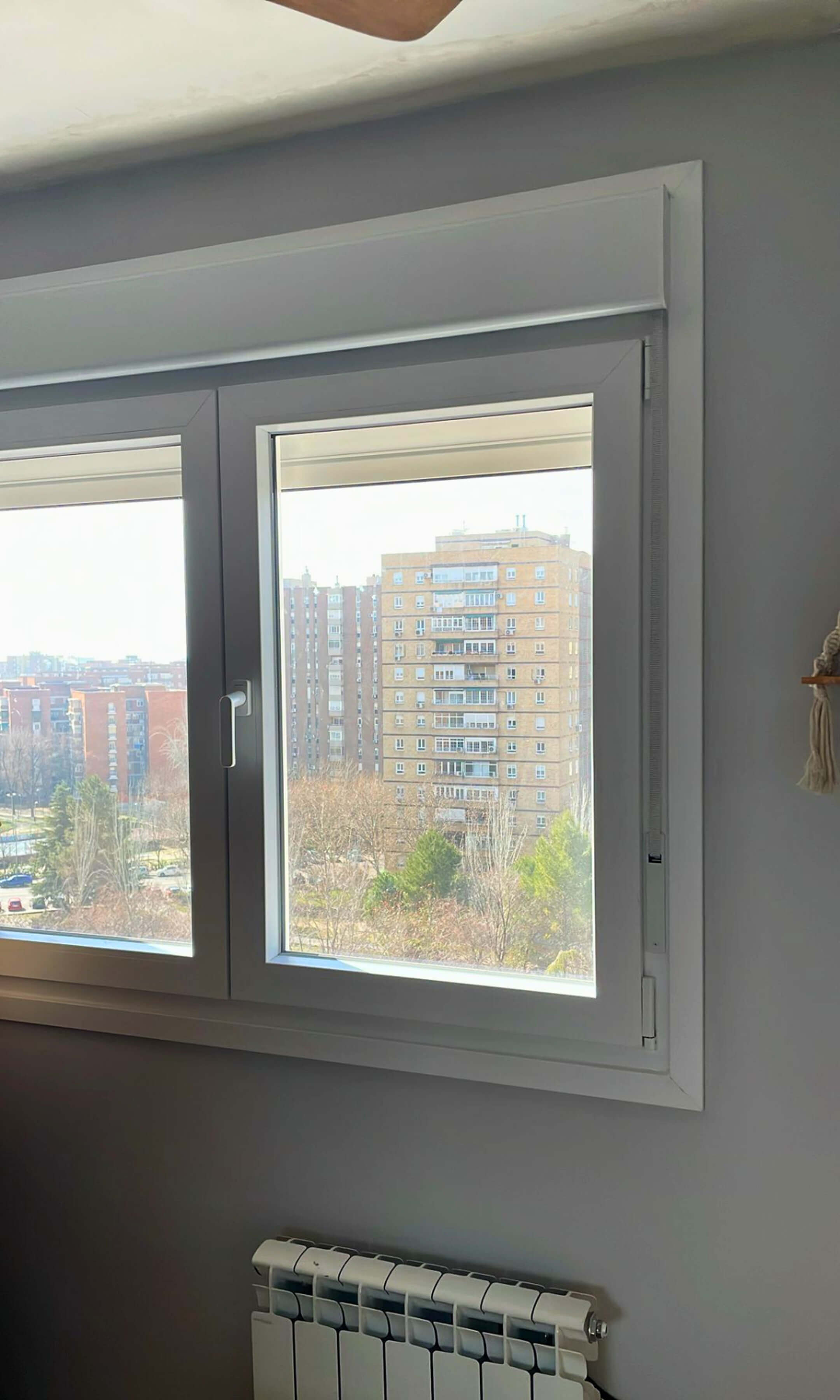 Ventana con vista a la ciudad