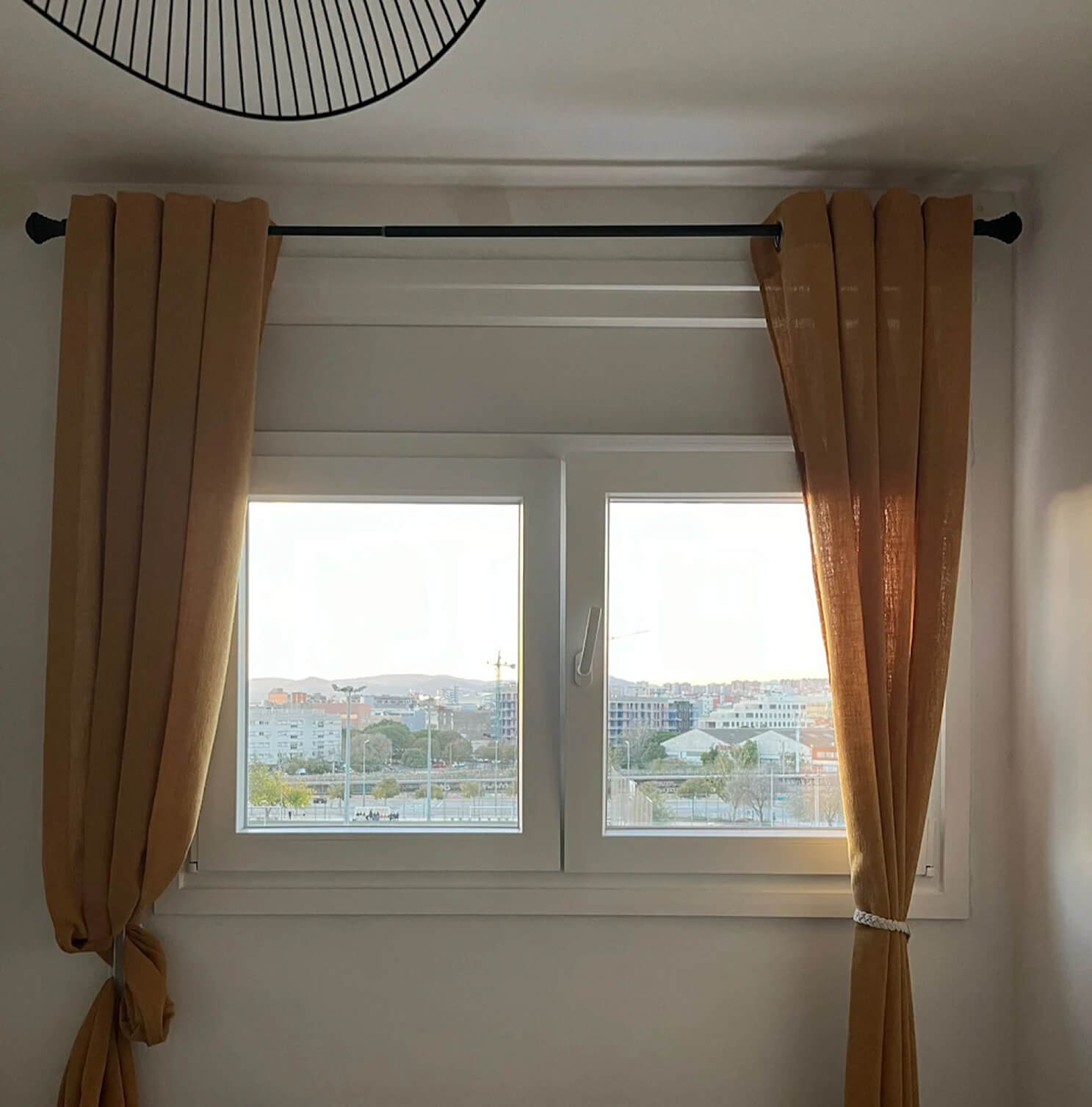 ventana abatible con cortina