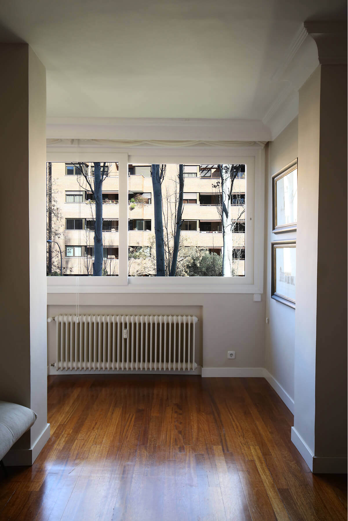 Doble ventana  en habitación blanca