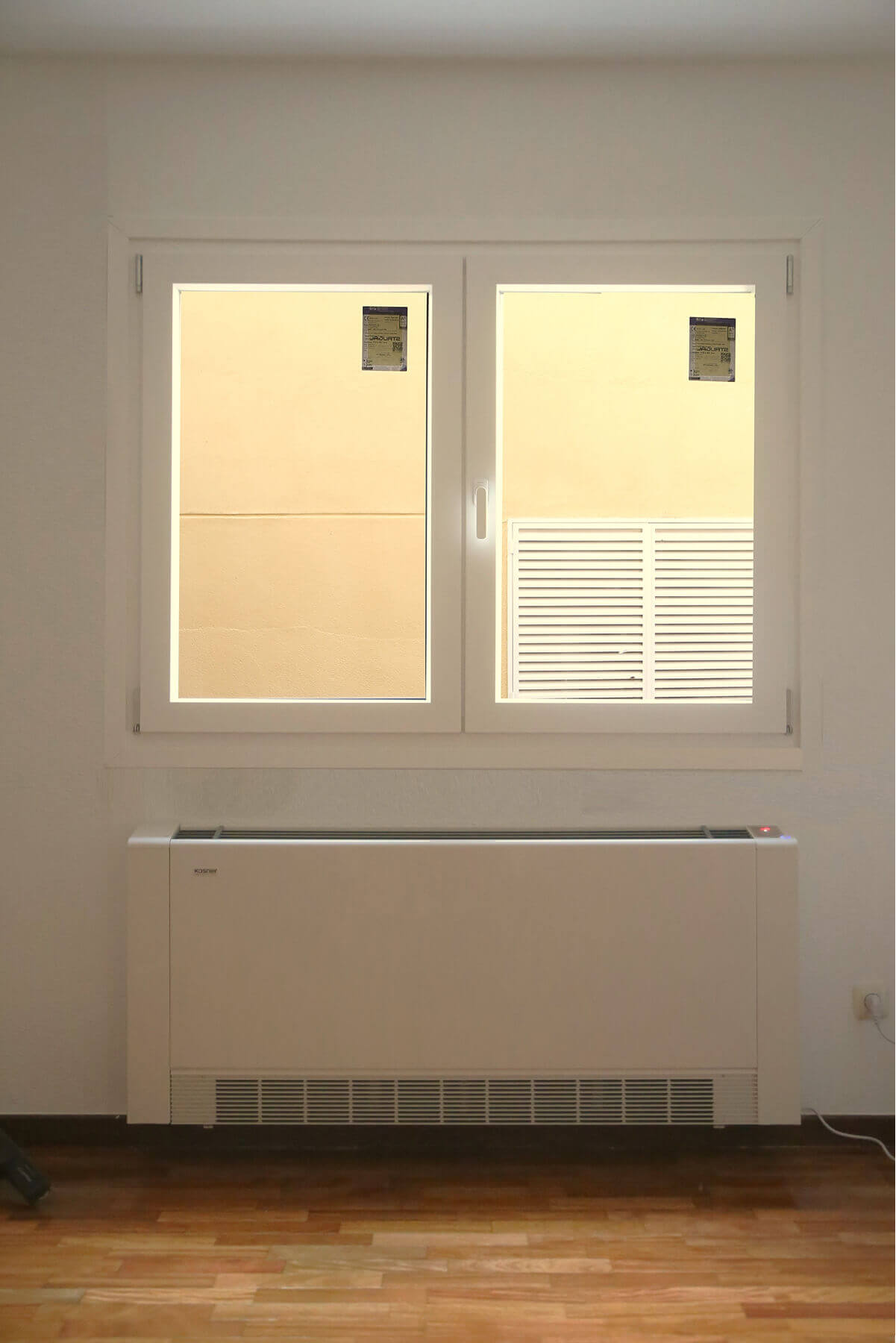 Habitación blanca abatible en patio interior