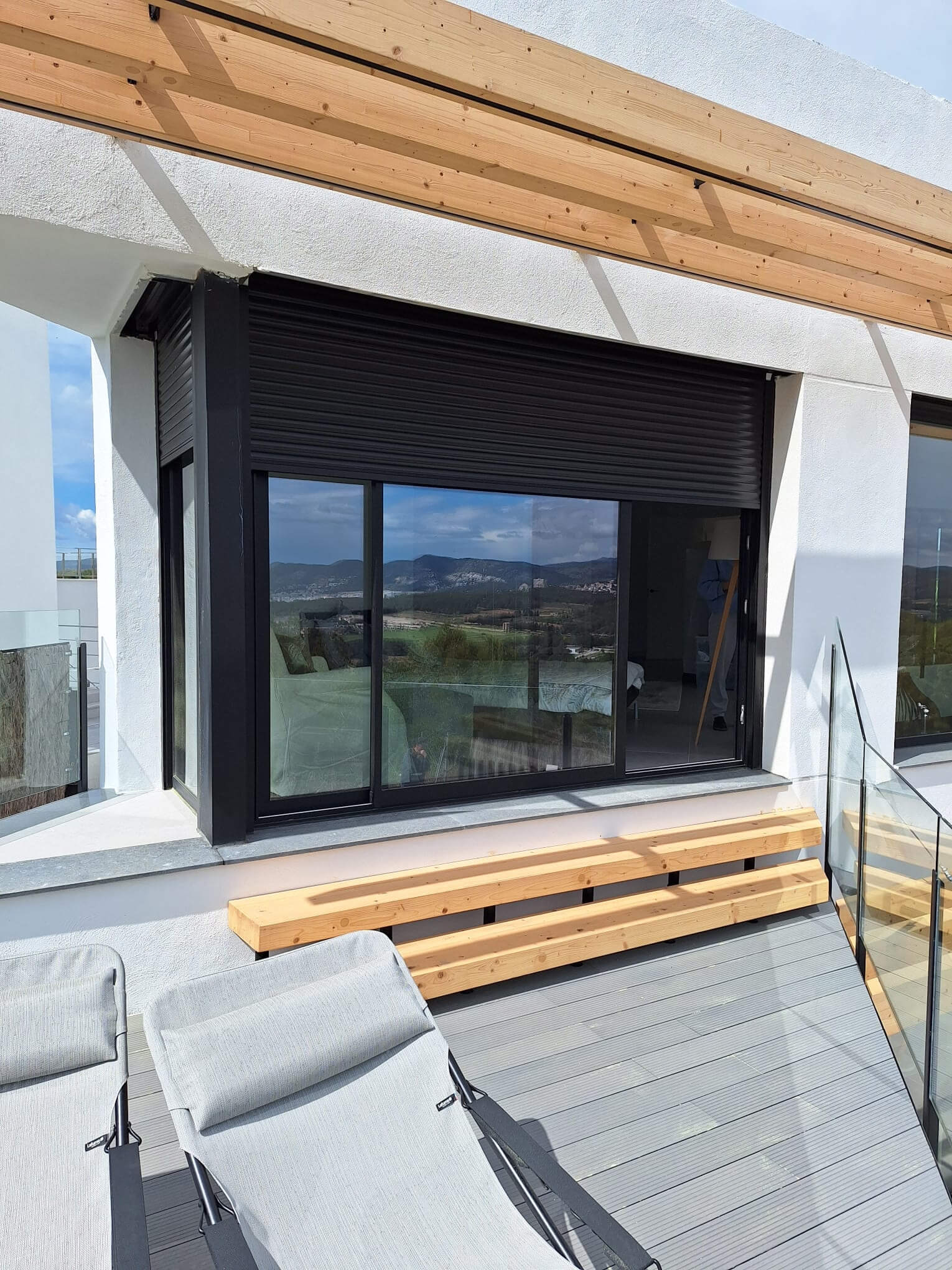 ventanas negras con terraza